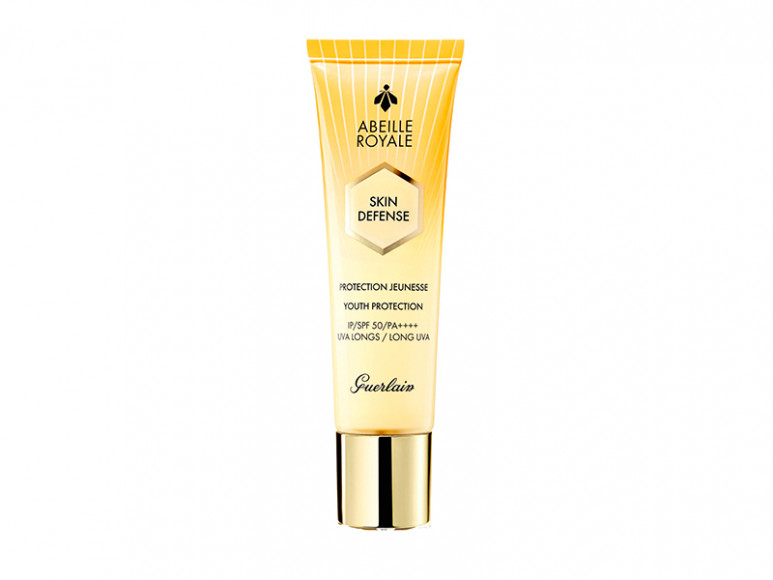 Защитный крем для лица Abeille Royale Skin Defense Youth Protection SPF 50, Guerlain. Содержит не только фильтры против УФА и УФБ- излучения, но также особое маточное молочко Guerlain, которое получают из смеси меда черной пчелы с острова Уэссан и марокканского меда. Крем служит для защиты и синтеза коллагена кожи.