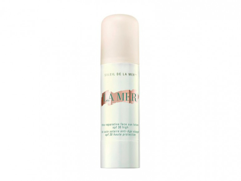 Защитный лосьон для лица The Reparative Sun Lotion Face SPF30, La Mer. Обеспечивет антивозрастной, увлажняющий и успокаивающий эффект за счет фирменного комплекса Miracle Broth, экстракта лаймового чая и фермента золотистых водорослей.